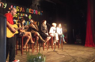 Хор васпитачица  изводе песму ``Мени требаш ти``