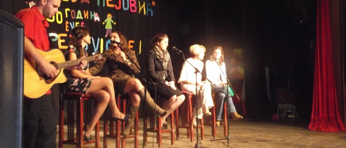 Хор васпитачица  изводе песму ``Мени требаш ти``