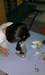 гледамо кроз микроскоп